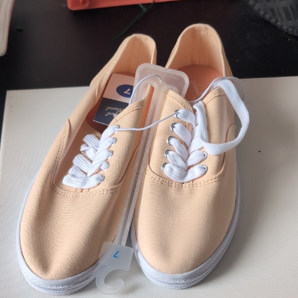 Universal Thread Lunea Peach Canvas Lace Up Sneakers Size 7 NWT